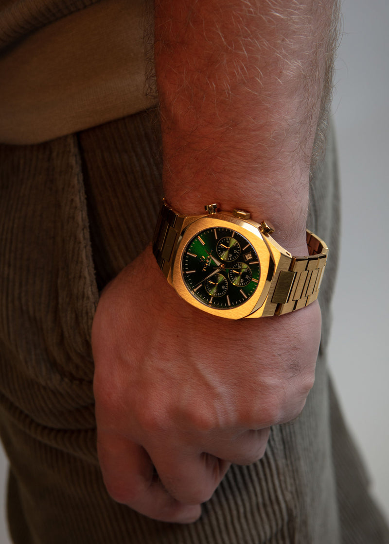 Experience the unrivaled soul of the Tomell London Men's Series. This photo highlights the sturdy, heavy-gauge durability of the gold frame paired with the sculptural beauty of a sunburst green dial, making it a hand-picked sanctuary for those who demand exceptional, high-relief quality.
7. The Transatlantic Icon