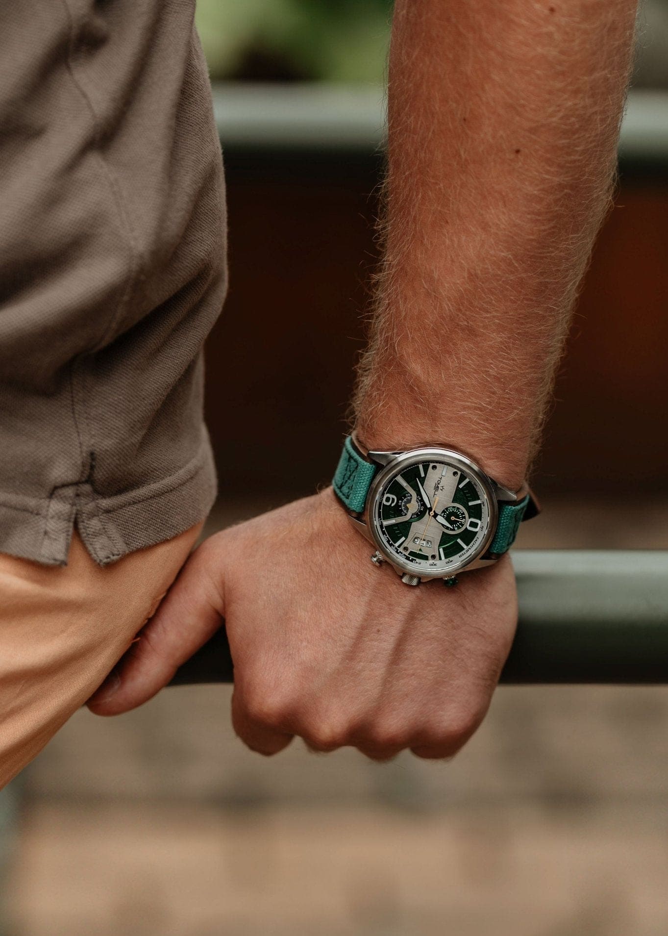 Silver watch for men ith green dial 
